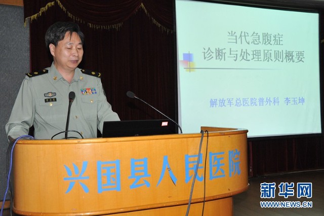 病人查体 神经内科张熙教授阅片 神经外科主任医师马晓东教授为患者查