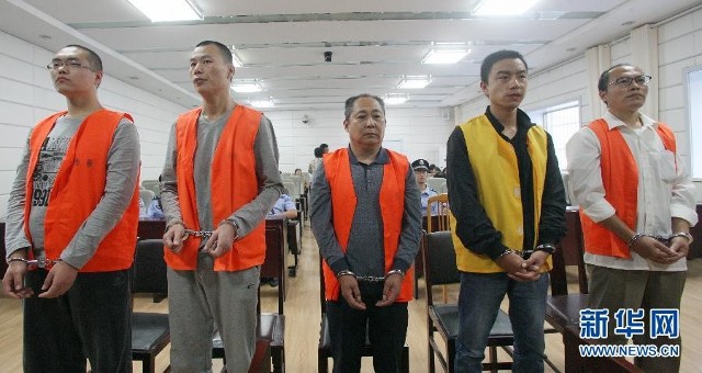 被告人吕洋,张跃朋,张俊民,王华,张运兴(从左到右)在庭审现场(9月23日