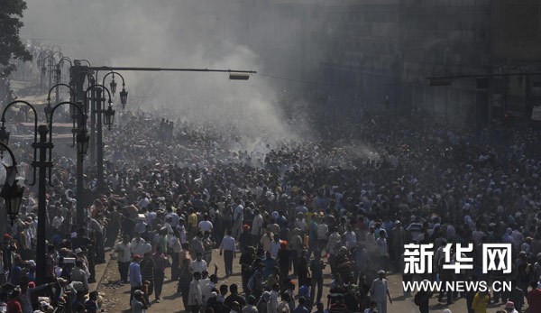 外媒:埃及愤怒示威引爆混战 血腥枪战席卷开罗