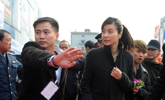 郭晶晶闪电捞金化身表情帝场面火爆保镖团护行(1)(组图)