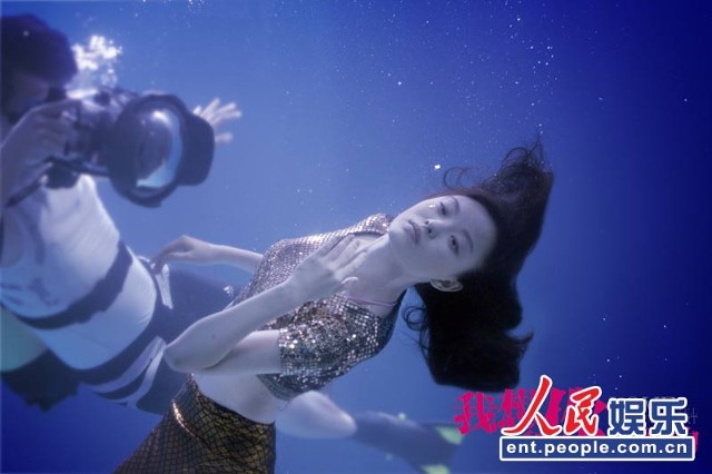 《我想和你好好的》冯绍峰过飙车瘾 倪妮水下秀(组图)