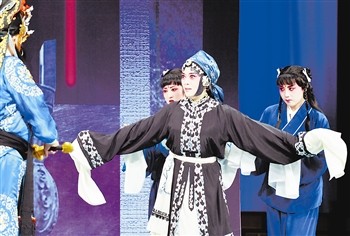 王冠丽扮演秦香莲在"杀庙"一场中的精彩表演.