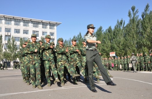 女国防生组织大学生军训.张家勇摄