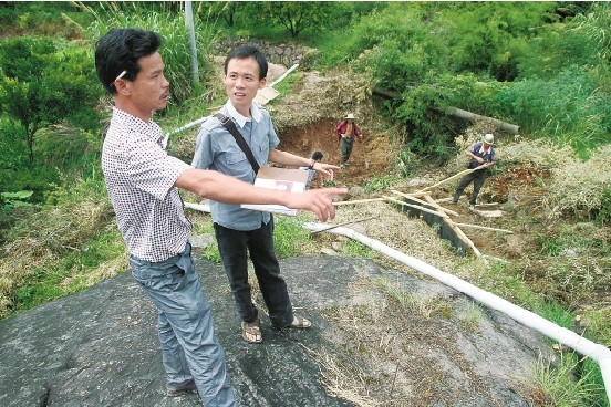 在塘底村上张自然村,常山县委组织部的徐健春左二向村民询问驻村干部