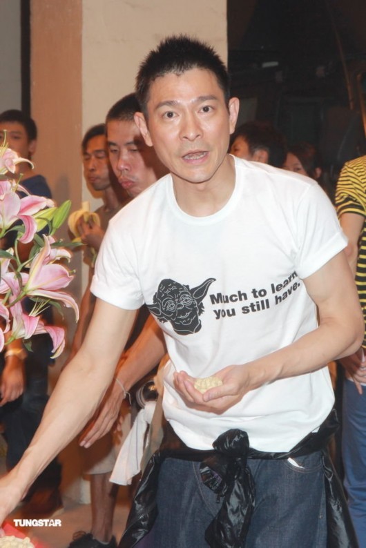 《盲探》举行拜神仪式 主演刘德华新潮造型亮相(组图)