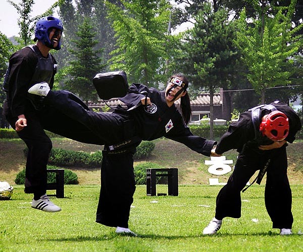 韩国特种部队出动男女特种兵进行了跆拳道格斗术演练及特技表演.
