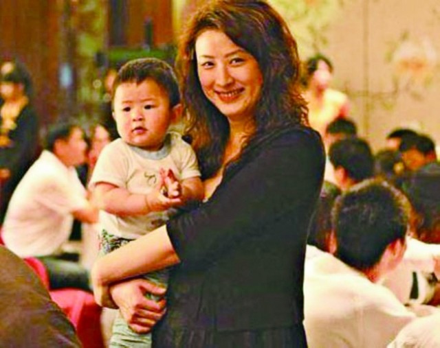 陈坚红与儿子出席派对