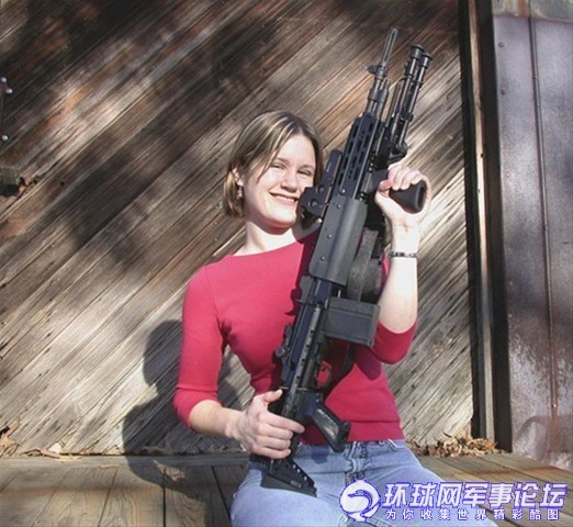 一名拿着hk33自动步枪的女性