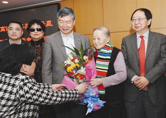 图为:捐赠仪式上,亲友为叶怀英献花 记者陈勇 摄