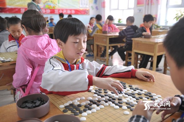 第二届新疆中学生围棋大赛在乌鲁木齐举行(组图)