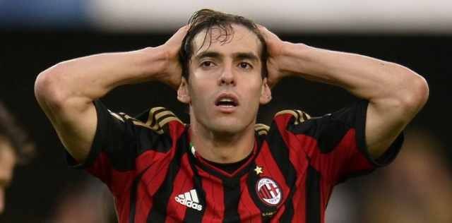 高清:卡卡双手抱头眼神无助