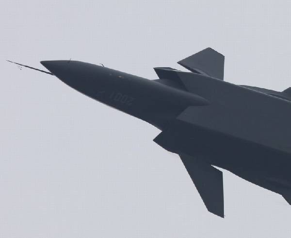 外媒:解放军造全新歼击轰炸机歼-20b f-22完了