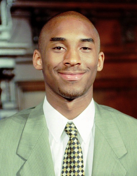 科比最新罕见照:11岁名扬意大利 遭奥尼尔熊抱