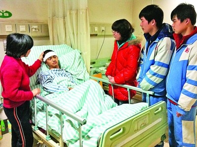 黄海伦的老师和同学在医院探望他.