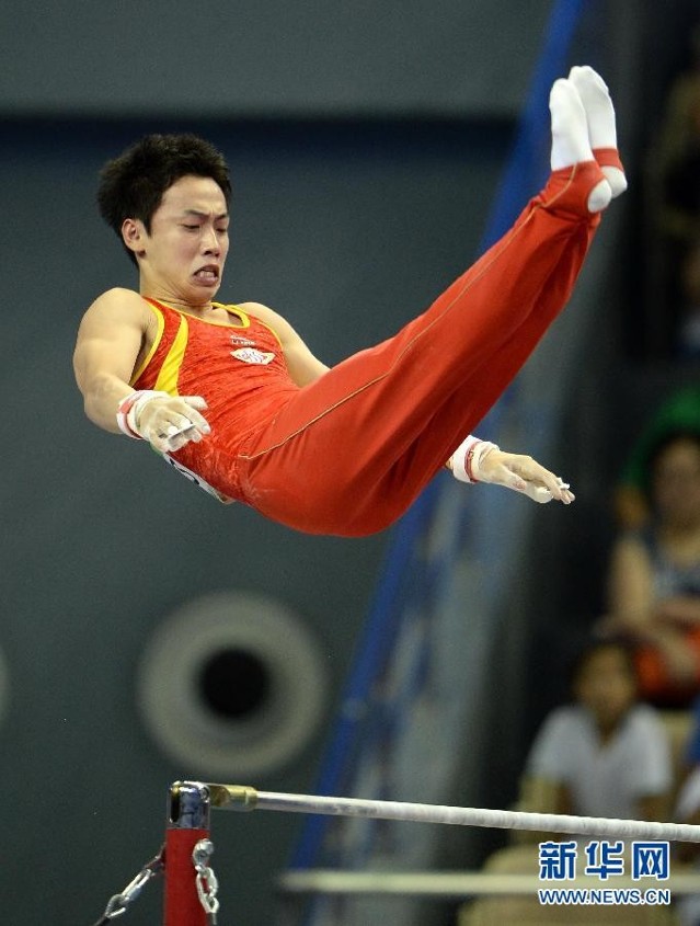 9月1日,四川队选手邹凯在单杠比赛中.