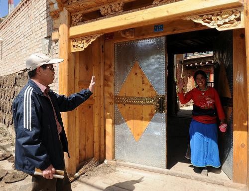 其合加(右)将国家人口计生委项目专家组刘湘源送出家门(摄于8月23日)