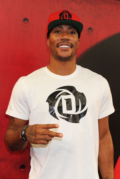 组图:罗斯亮相日本出席活动 美女球迷紧盯不放