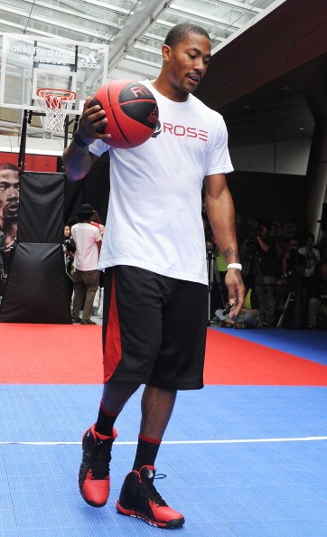 组图:罗斯亮相日本出席活动 美女球迷紧盯不放