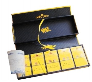 在这张引发争议的照片中,红圈处为"九五至尊"香烟.