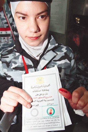 一女选民展示选票.