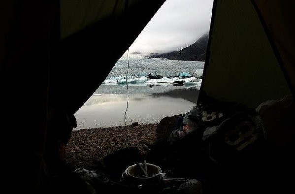 不惧严寒的冰岛人 在北极圈冰水中裸泳!【组图】